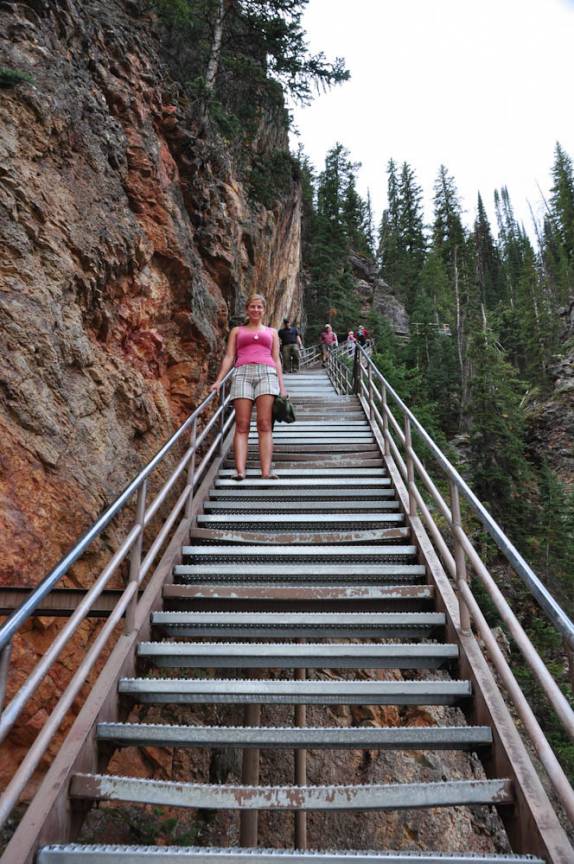 Escadaria para o mirante das Lower Falls, no Grand Canyon of Yellowstone, no Yellowstone National Park, no Wyoming, nos Estados Unidos